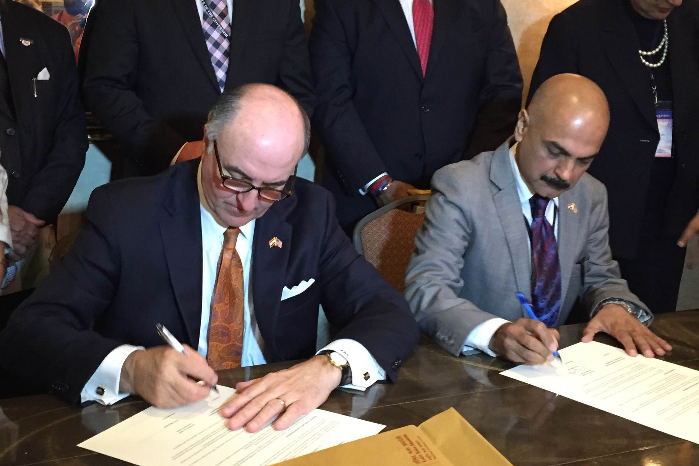 Maryland and India representatives sign an MOU document